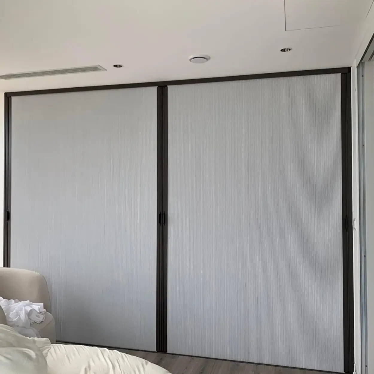 Zara ofis cephesi — braketli plise perde, güneş kontrolü, dimout, doğu yönü